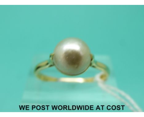 An 18ct gold ring set with a pearl (size Q)