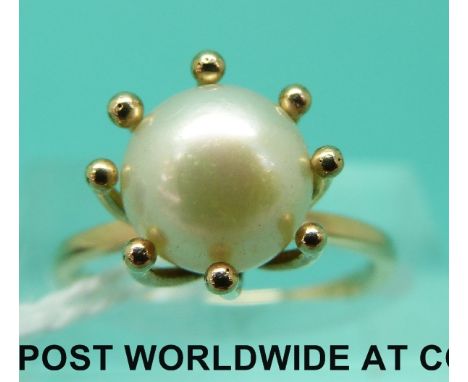 A 9ct gold ring set with a large pearl (size K/L)