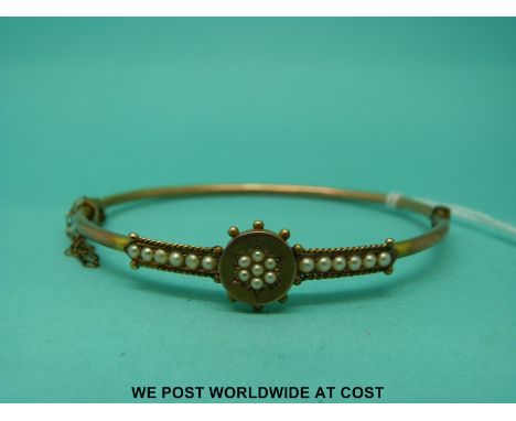 A Victorian bangle set with seed pearls (4.7g)