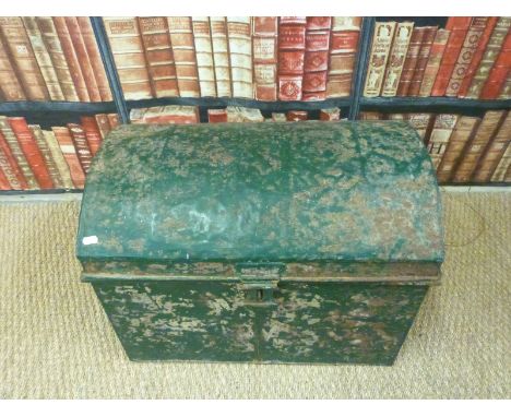 A dome topped metal trunk (H47xL67xW43cm)