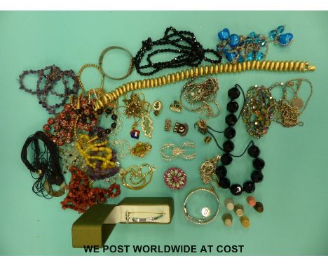 A quantity of costume jewellery to include ceramic beads, amethyst beads, sunstone necklace, silver necklace, silver bangle e