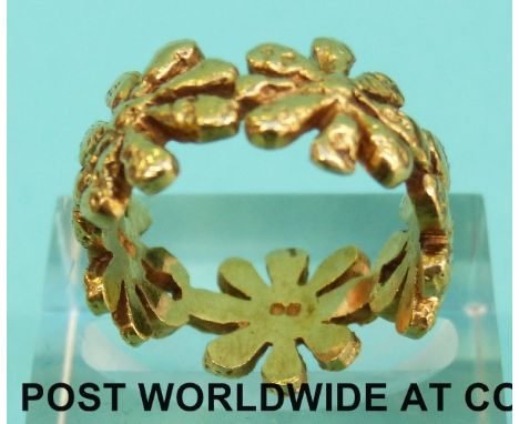 A bespoke 18ct gold ring in the form of daisies or marguerites (Size K, 8.6g) 