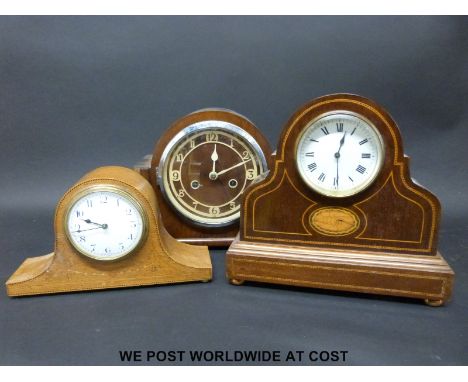 Two c1900 French mantel timepieces with inlaid decoration to the cases, both with enamelled dials, one with Roman numerals th