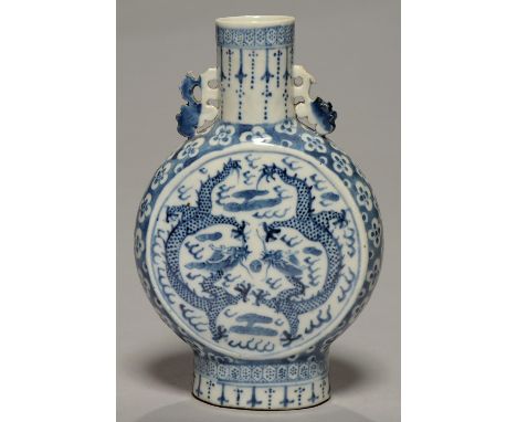 A CHINESE BLUE AND WHITE MOON FLASK, QING DYNASTY, 19TH C, PAINTED TO EITHER SIDE WITH DRAGONS RESERVED ON A DIAPER GROUND, 2