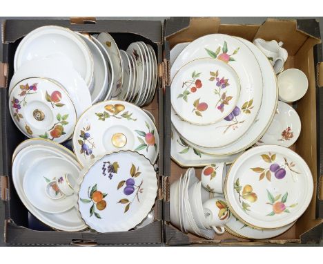 A COLLECTION OF ROYAL WORCESTER EVESHAM PATTERN DINNER WARE Condition report  &nbsp;Some pieces worn