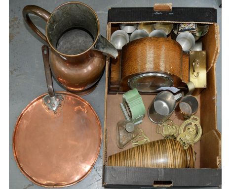 A COPPER JUG, EARLY 20TH C, OF BALUSTER SHAPE, 33CM H, A VICTORIAN COPPER PAN LID WITH IRON HANDLE, AN OAK MANTLE CLOCK WITH 