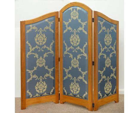 A LIGHT OAK DRESSING SCREEN OF THREE LEAVES, 166CM H; 180CM L Condition report  &nbsp;Good condition