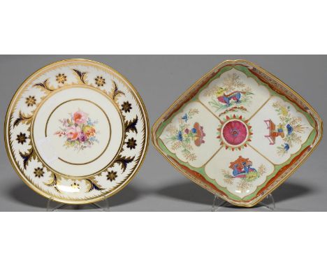 A CROWN STAFFORDSHIRE PLATE, C1930, PAINTED WITH A CENTRAL GROUP OF FLOWERS IN RADIATING COBALT AND GILT BORDER, 22.5CM DIAM 