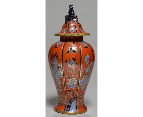 A STAFFORDSHIRE CORAL RED GROUND EARTHENWARE VASE AND COVER IN THE MANNER OF MASON'S IRONSTONE, 19TH C, DECORATED IN COBALT, 