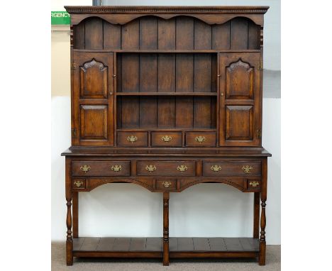 AN OAK DRESSER, 20TH C, IN GEORGE III STYLE, THE BOARDED RACK WITH SPICE CUPBOARDS AND DRAWERS, THE BASE FITTED WITH BEADED D