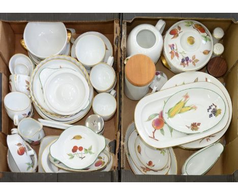 A COLLECTION OF ROYAL WORCESTER EVESHAM TABLEWARE Condition report  &nbsp;Mostly in good condition