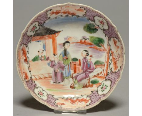 A CHINESE EXPORT PORCELAIN SAUCER, C1780, ENAMELLED IN 'MANDARIN' STYLE WITHIN PANELLED PUCE DIAPER BORDER, 13.5CM DIAM Condi