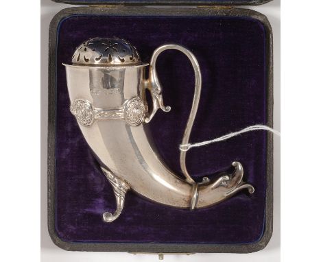 AN EDWARD VII SILVER SUGAR CASTER AND COVER IN THE FORM OF A CELTIC DRINKING HORN WITH GROTESQUE TERMINAL AND HANDLE, 11CM H,