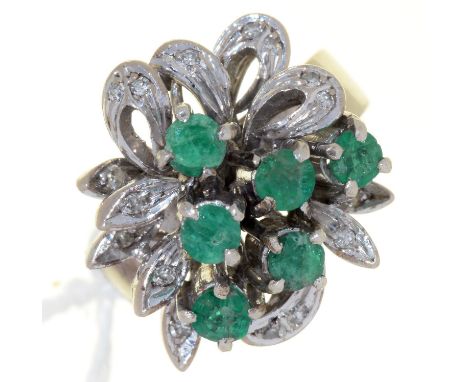 AN EMERALD AND DIAMOND RING, IN WHITE GOLD, MARKED 18K, 7.1G, SIZE J½ Condition report  &nbsp;Light polish scratches consiste