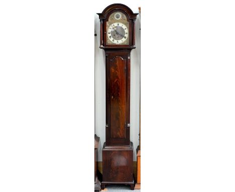 A MAHOGANY DWARF LONGCASE CLOCK, FIRST HALF 20TH C, IN 18TH C ENGLISH STYLE, WITH BRASS BREAKARCHED DIAL, THE SPRING DRIVEN T