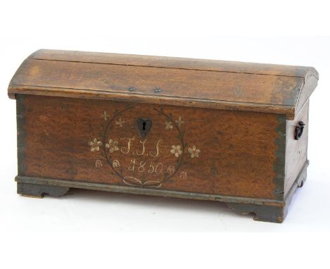 A NORWEGIAN PAINTED OAK COFFER, MID 19TH C, WITH DOMED LID, THE FRONT PAINTED WITH FLOWERS AND INSCRIBED WITH INITIALS AND DA