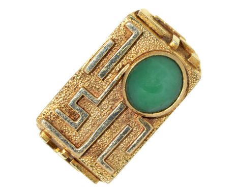 A MODERNIST 14CT GOLD RING, SET WITH JADE CABOCHON, IMPORT MARKED LONDON 1979, 14.5G, SIZE T Condition report  &nbsp;Light we