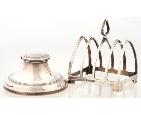 AN ELIZABETH II SILVER FIVE-HOOP TOAST RACK, 6.5CM L, BY DEAKIN AND FRANCIS, BIRMINGHAM 1966 AND A SILVER CAPSTAN INKWELL, BI