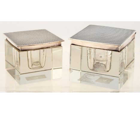 A GRADUATED PAIR OF GEORGE V SILVER LIDDED GLASS INKWELLS, ENGINE TURNED, WITH LINERS, 5.4CM AND 5.8CM, BY SYNYER & BEDDOES, 