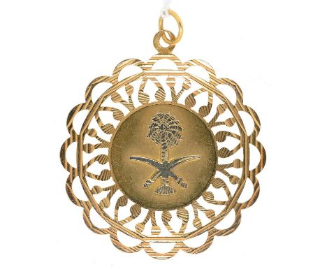 A MIDDLE EASTERN PIERCED GOLD PENDANT, 40MM DIAM, MARKED 750, 7.5G Condition report  &nbsp;Light wear scratches, otherwise go