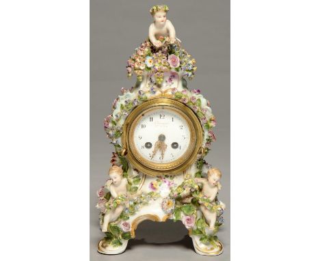 A SAMSON FLORAL ENCRUSTED PORCELAIN CLOCK, MID 19TH C, APPLIED WITH THREE PUTTI FLOWER GATHERS, THE DIAL INSCRIBED IN RED CRO