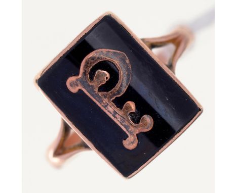 A VICTORIAN GOLD AND BLACK ONYX MOURNING RING, APPLIED WITH GOLD AND ENAMEL INITIAL P, UNMARKED, 2.2G, SIZE K½ Condition repo