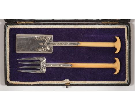 A PAIR OF VICTORIAN EPNS GARDENER?S FORK AND SPADE NOVELTY SARDINE SERVERS, BONE HANDLED, 14CM L, MAKER A.B/M, CASEDCondition