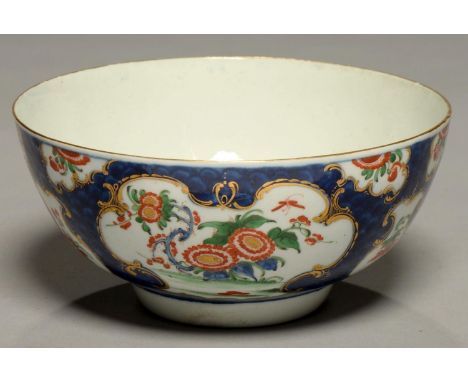 A WORCESTER SCALE BLUE GROUND KAKIEMON BOWL, C1770, WITH CHRYSANTHEMUM AND BANDED HEDGE DECORATION, 15CM DIAM, UNDERGLAZE BLU