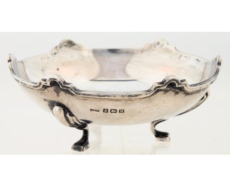 AN EDWARD VIII SILVER SWEETMEAT DISH, ON THREE INCURVED FEET, 11CM DIAM, BY W.H. HASELER LTD., BIRMINGHAM 1936, 3OZS 11DWTSCo