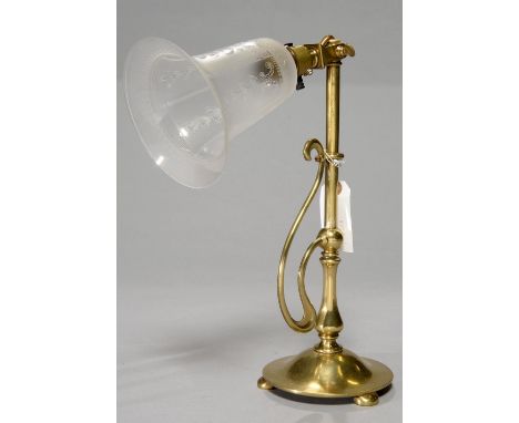 AN ART NOUVEAU EARLY ELECTRIC ADJUSTABLE BRASS TABLE LAMP, EARLY 20TH C, ON DOMED BASE AND BUN FEET, 34CM H, ETCHED GLASS BEL