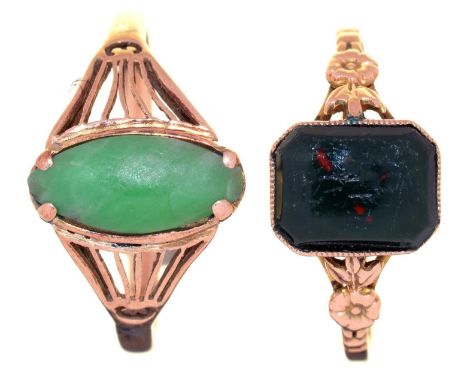 A TURQUOISE RING AND A BLOODSTONE RING, EARLY 20TH C, IN GOLD, THE FIRST WITH PIERCED SHOULDERS, ONE MARKED 9CT, 3.3G, SIZES 