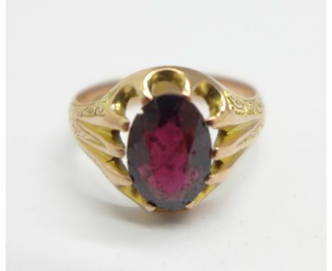 A 9ct gold and garnet ring, 3.9g, P 