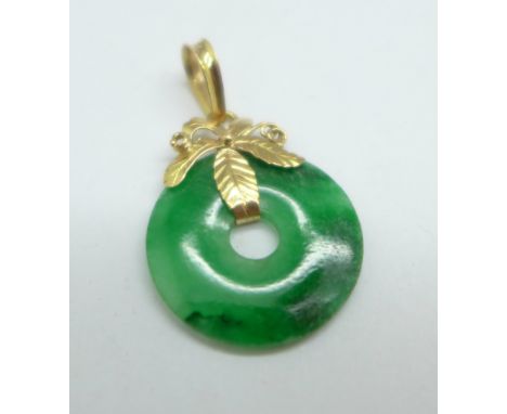 An 18ct gold and jade pendant, 1.8g 