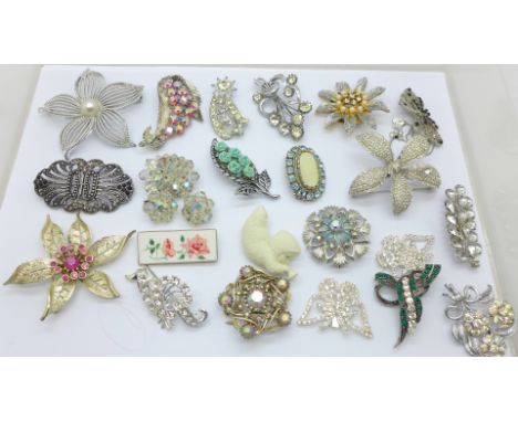 A collection of vintage brooches including Nettie Rosenstein 