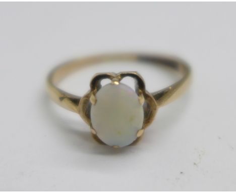 A 9ct gold and opal ring, 1.4g, L 