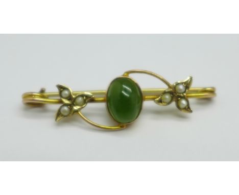 A 9ct gold, jade and seed pearl brooch, 1.5g 