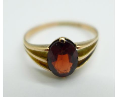 A 9ct gold and garnet ring, Chester 1911, 1.4g, O 