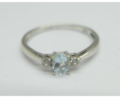 A 9ct white gold, aquamarine ring, 1.3g 