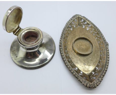 A silver capstan inkwell and a silver inkwell stand, weight of stand 30g 