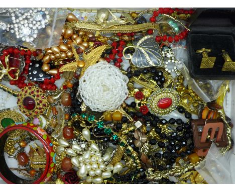 A collection of vintage costume jewellery including brooches, necklaces, etc. 