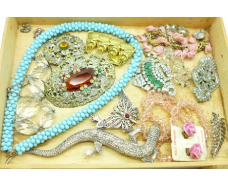 A collection of vintage jewellery including a large lizard brooch 