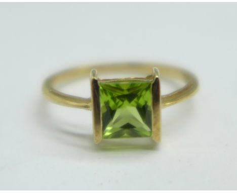 A 9ct gold and peridot ring, 1.7g, M 