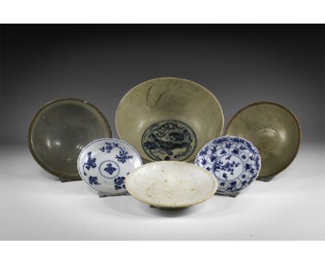 Kangxi Period, Late 17th century AD. A mixed group of glazed ceramic tableware comprising: an earthenware bowl with grey-gree