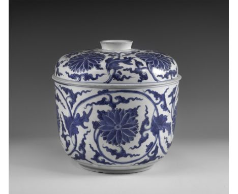 Kangxi Period, Late 17th century AD. A large blue and white glazed ceramic bowl with chrysanthemum motifs, domed lid with dis