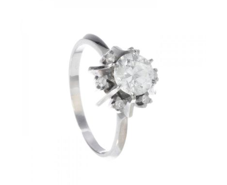 Ring in 18kt white gold and diamond. Classic rosette model with central brilliant-cut diamond colour H and purity VS2 of ca. 
