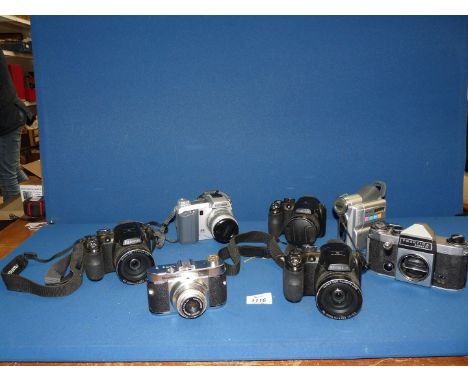 A quantity of cameras and vintage cameras to include: Voigtländer Vito B, Fujifilm fine pix 5, etc.