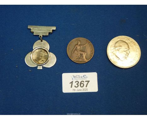 A commemorative Trefoil Brooch holding a central black and white photograph of a Military figure in beret, together with a Vi