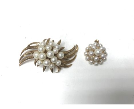 A 14k Pearl brooch and a 14k Pearl brooch, approx 19.2 grams.