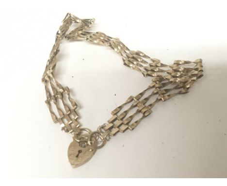 A 9carat gold ladies gate bracelet. Weight 4g