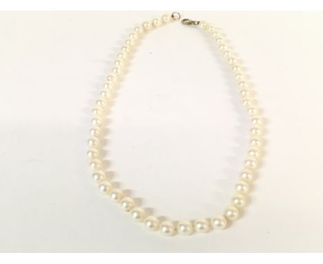A Pearl necklace. 45cm long. Postage A